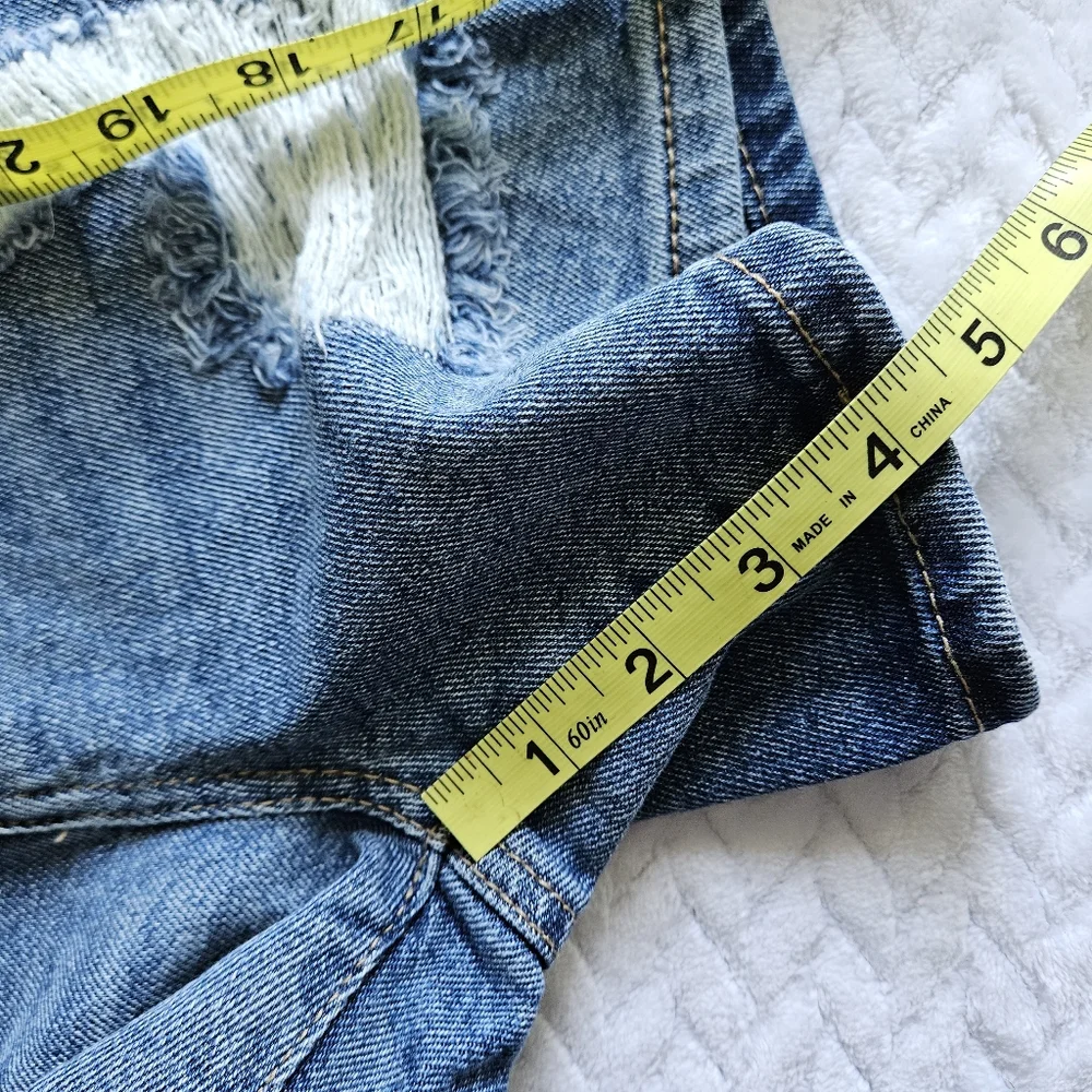 SO High-Rise Distressed Mom Shorts Size 5 - Picture 12 of 13